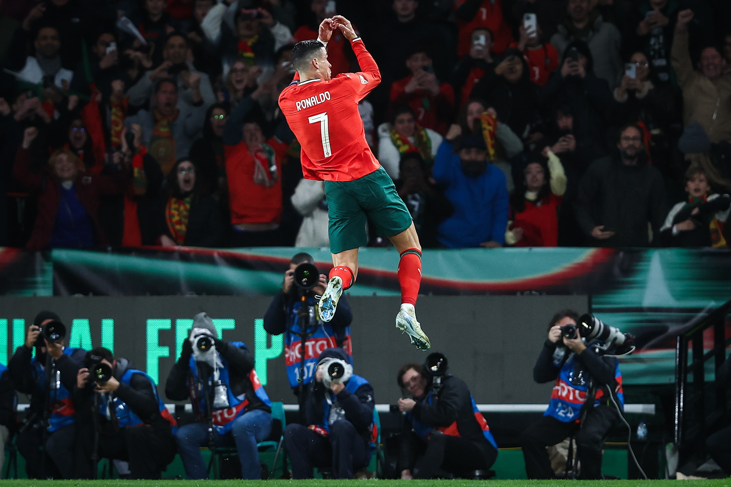 英雄联盟赔率-葡萄牙体育迎欧冠关键赛，赛后迎来里程碑，信心回归，轮换策略成焦点的简单介绍